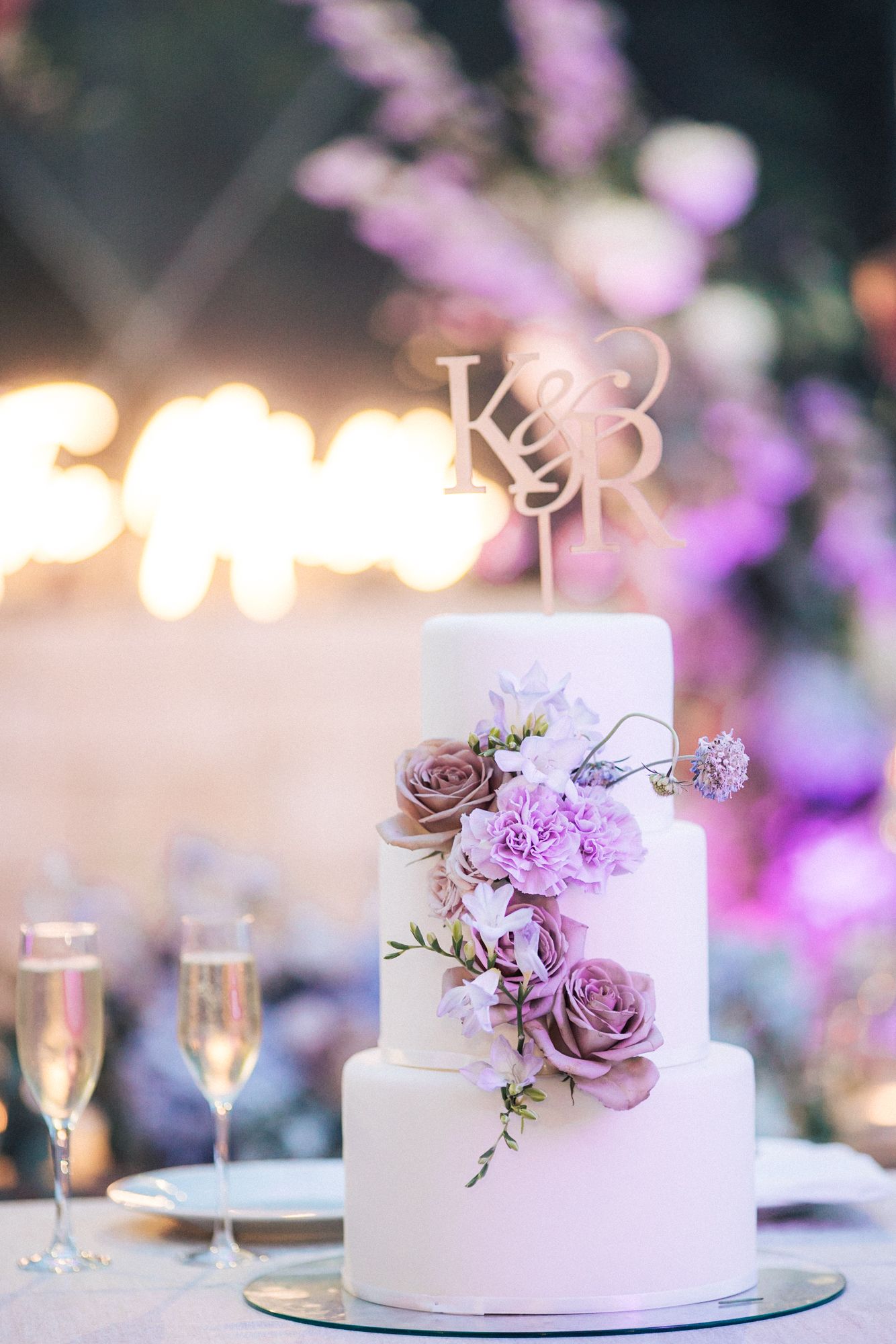 A magical Indian wedding reception at Forte da Cruz, overlooking the Atlantic Ocean. by a Lisbon Wedding Photographer
