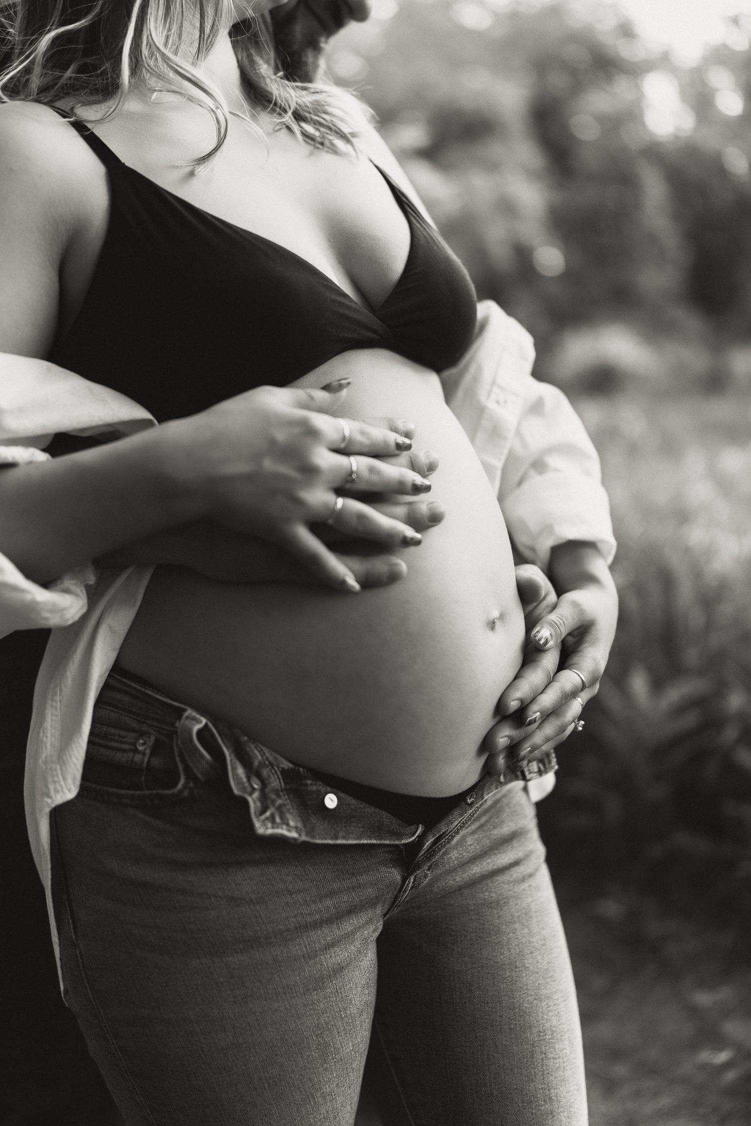 maternity photos in pittsburgh pennsylvania, black and white cropped in photo of pregnant belly with his and her hands