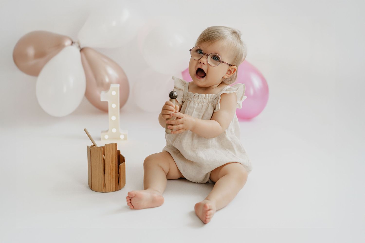 Kleinkind beim Geburtstagsfotoshooting im Fotostudio Korneuburg, Meilensteinfotoshooting, Cake Smash
