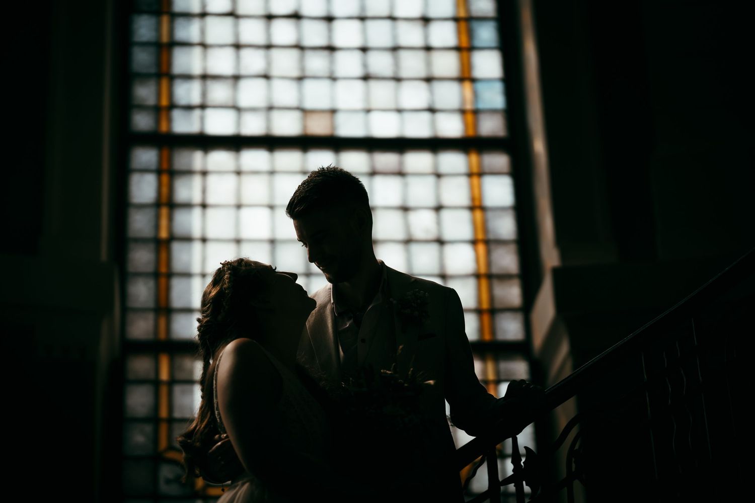 Hochzeitsfotograf Berlin – romantisches Brautpaarfoto auf Treppe mit Gegenlicht