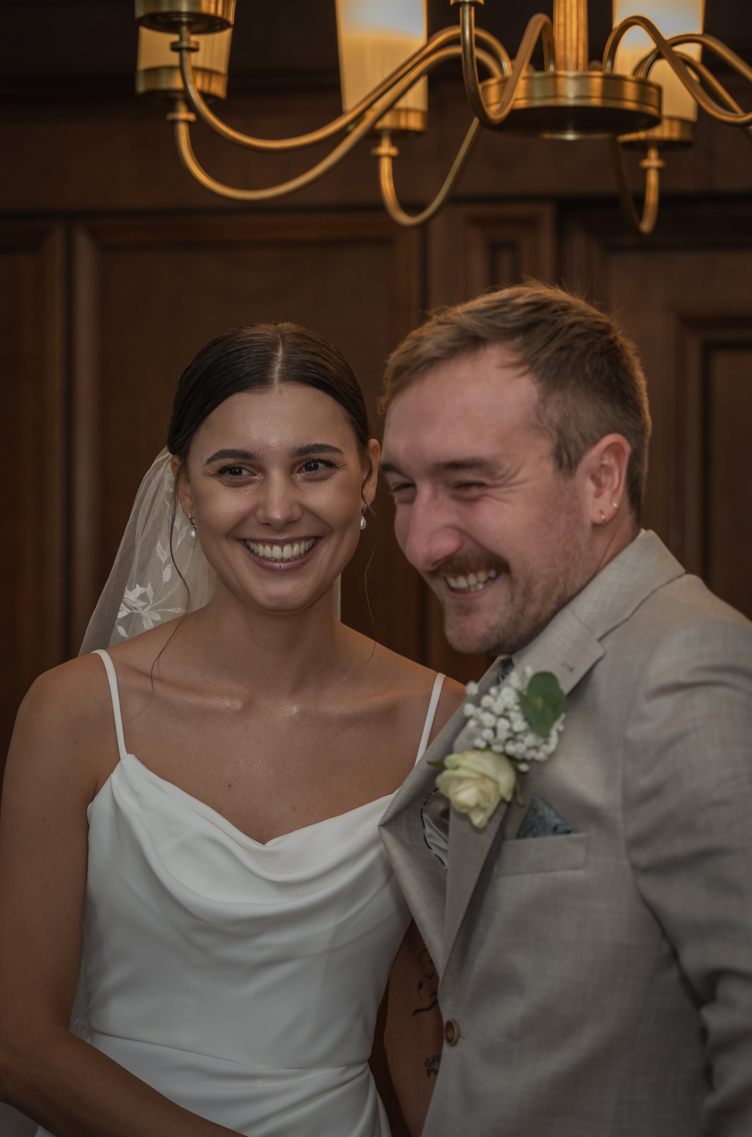 Hochzeitsfotograf Berlin – Brautpaar Porträt mit Kronleuchter im Hintergrund
