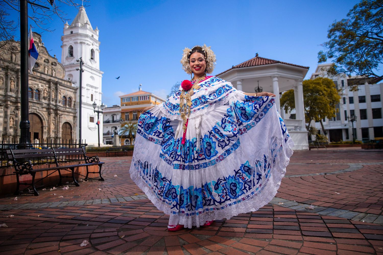 Mujer con pollera santeña de gala en sesión fotográfica en el casco viejo
