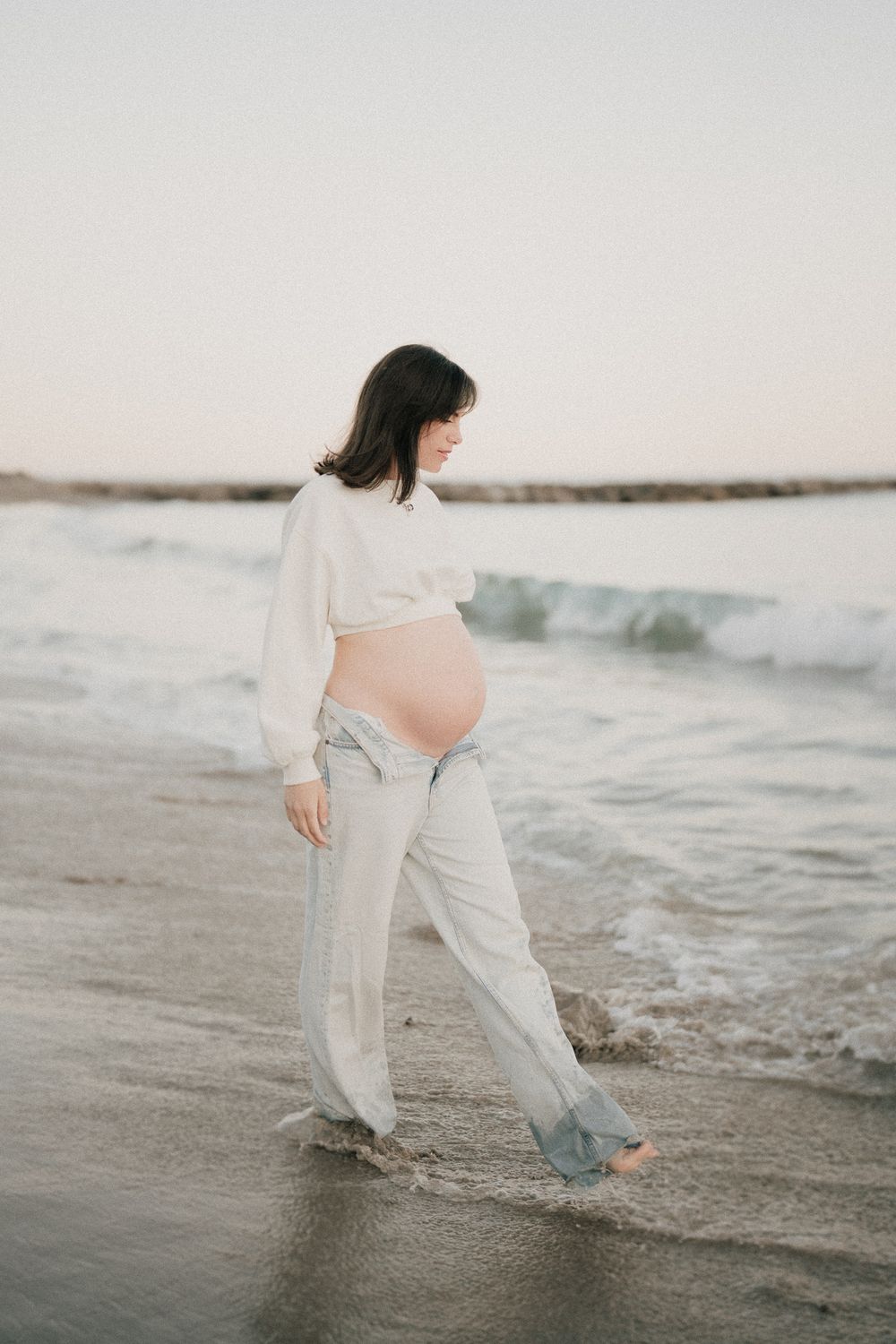 una foto di una ragazza incinta durante un servizio fotografico di maternità sulla spiaggia di sanremo