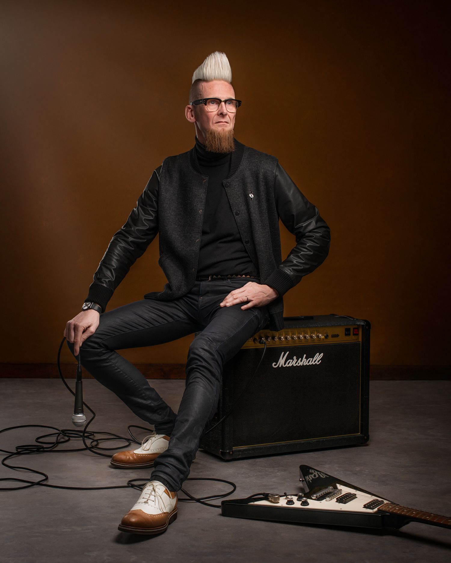 Portret van een muzikant. Persoonlijke fotoshoot voor een creatieve ondernemer.