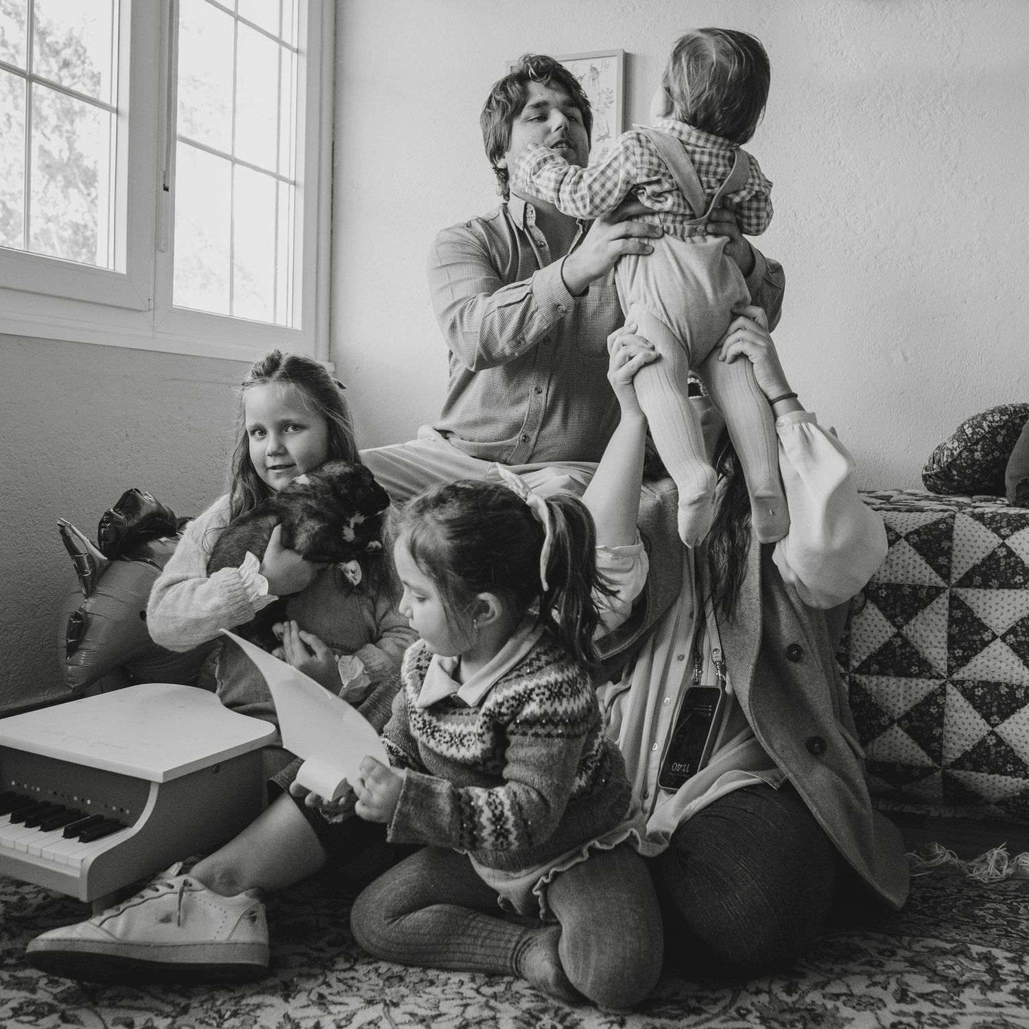 sesión de fotos de familia en blanco y negro en madrid. fotografia cotidiana de familia numerosa. un instante capturado para la eternidad