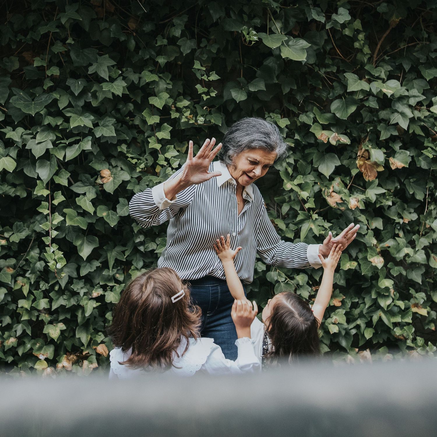 reportaje fotografica abuelos con netos jugando sin posar