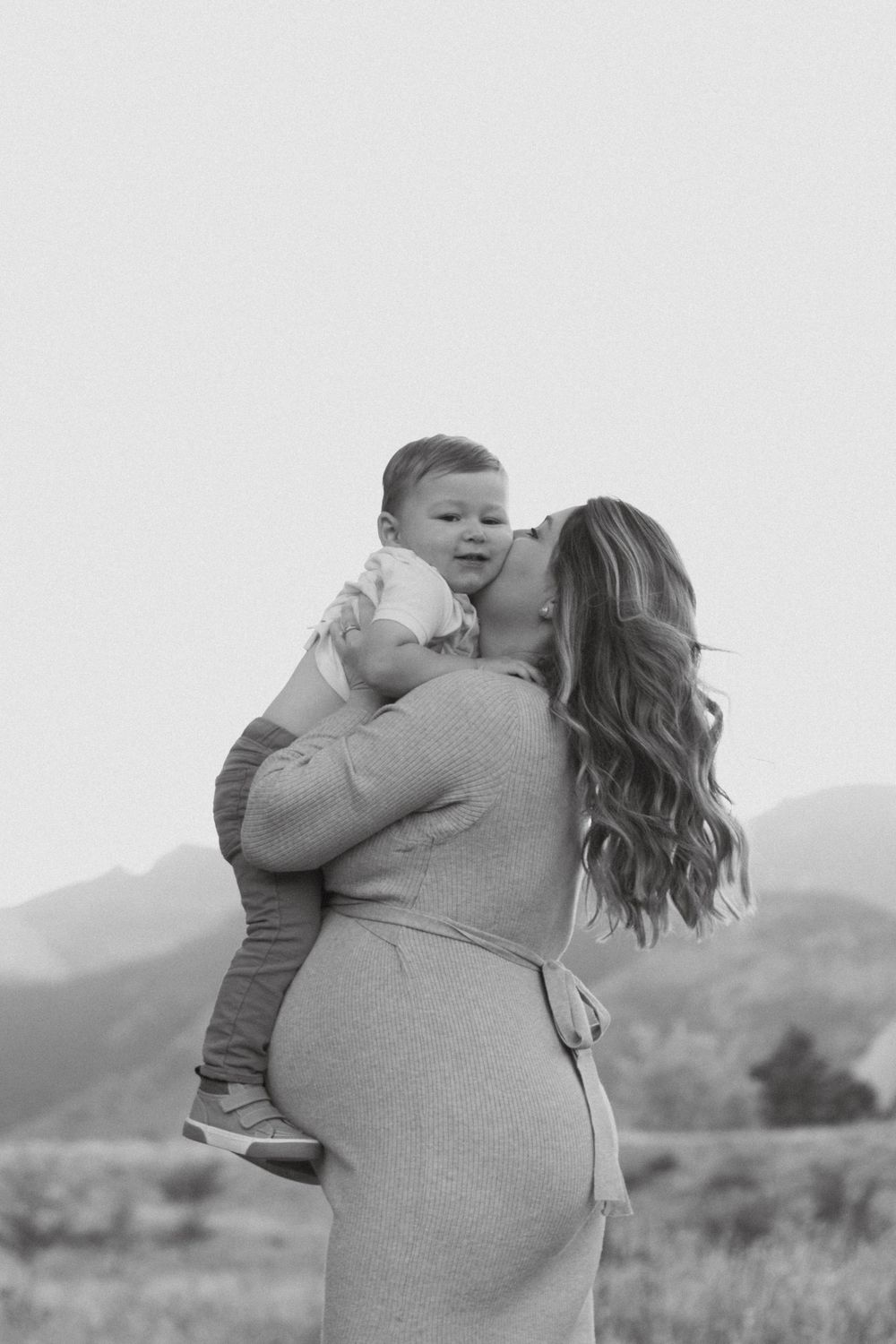 Maternity photoshoot, whit kid. Family lifestyle photoshoot with mountain background in Colorado Springs , Colorado.