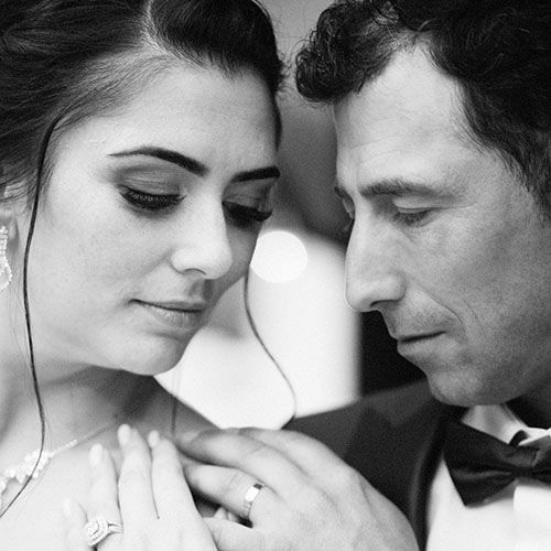 Photographe mariage Gaillac – portrait couple élégant en noir et blanc, regard complice et émotion sincère
