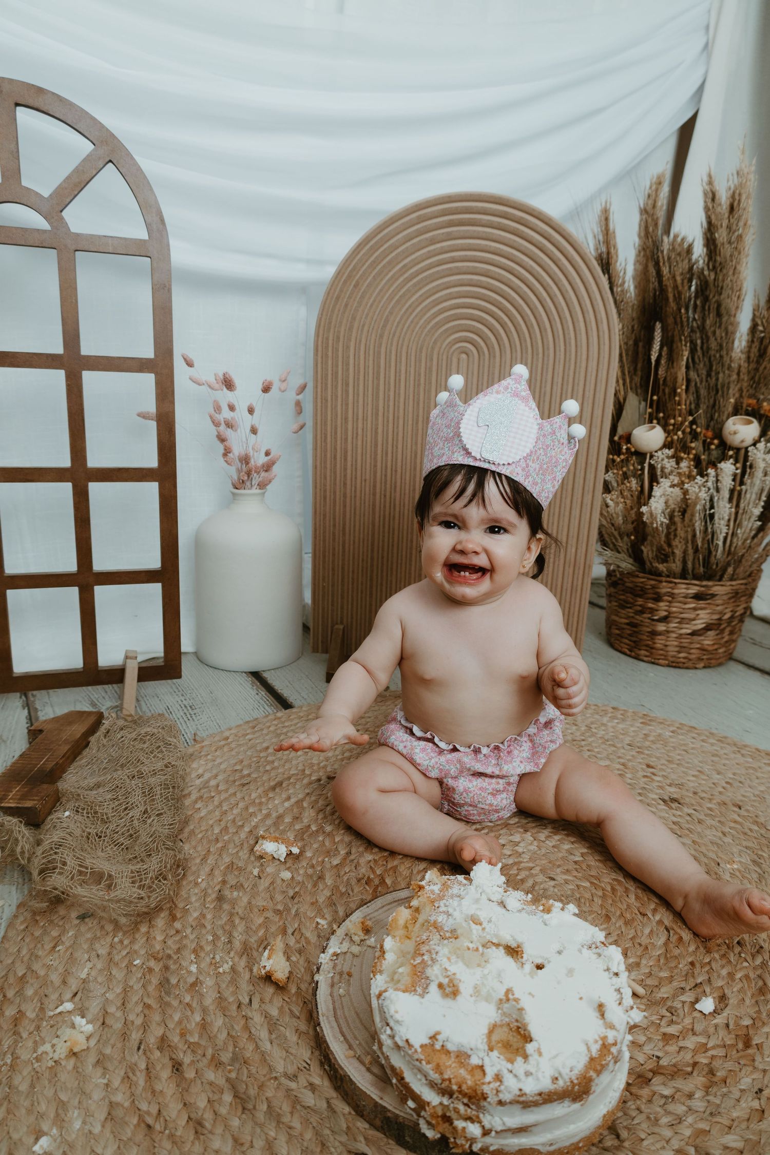 Niña de un año disfrutando de su sesión Smash Cake en Valencia