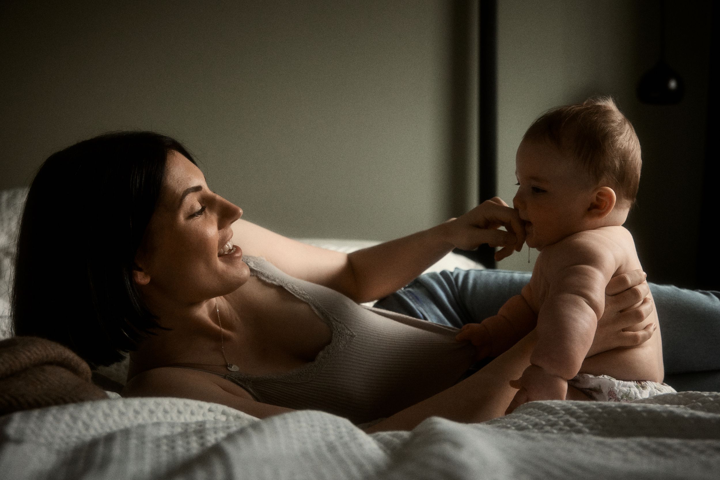 mom with little baby on the bed home photoshoot