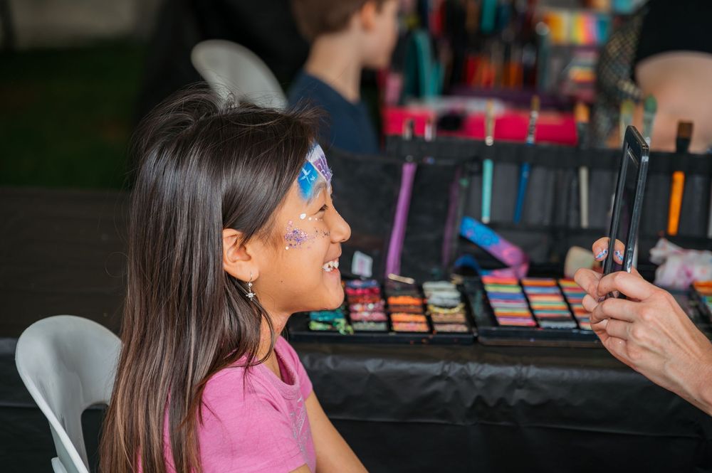 Face painting at Great Laugh in the Park, Tumbalong Park in Sydney © SIX84 Photography, Event Photography