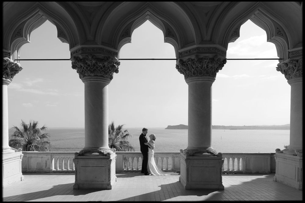 Romantic couple portrait with villa backdrop on Isola del Garda