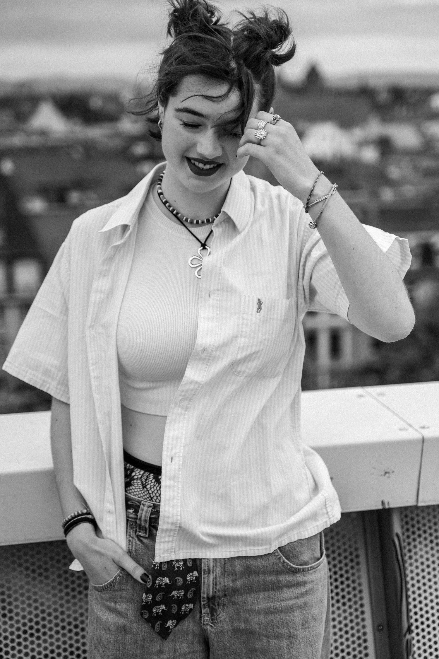 Portrait rapproché d’une femme dans un style urbain sur fond de béton