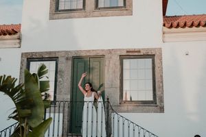 Bride throwing the bouquet at The Astoria by Histórias com Alma, Porto