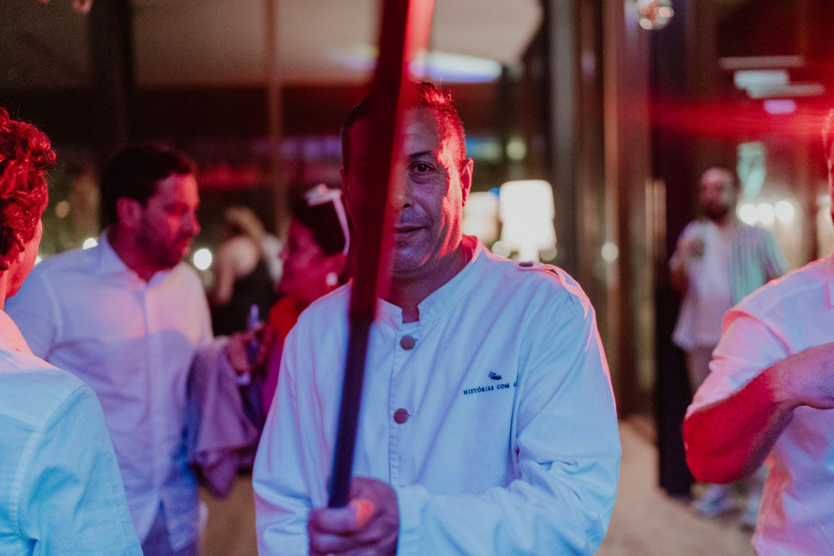 Spontaneous moment with guests cheering and hugging — storytelling wedding photography during the reception