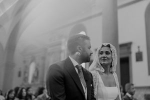 Bride and groom walking hand in hand after the ceremony — joyful newlywed moment at The Astoria by Histórias com Alma.