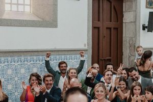 Guests standing inside the church during the wedding ceremony — documentary wedding photography at The Astoria by Histórias com Alma.