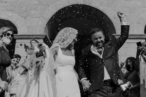 Just married moment with rice toss and cheers — wedding ceremony exit at The Astoria by Histórias com Alma, Porto.