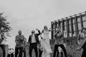 bride dancing with the brass band at The Astoria by Histórias com Alma