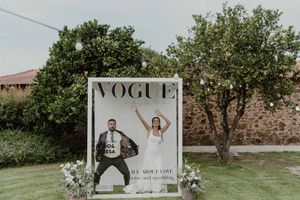 Wide shot of the couple framed by a Cover Cabin inn the garden — cinematic wedding photo at The Astoria by Histórias com Alma