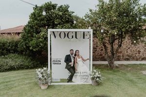 Wide shot of the couple framed by boho garden decor — cinematic wedding photo at The Astoria by Histórias com Alma