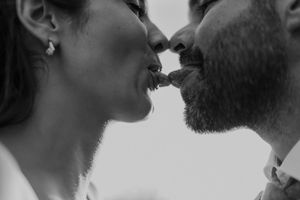 Spontaneous kiss between the newlyweds under the trees — emotional and fun wedding photography in Portugal