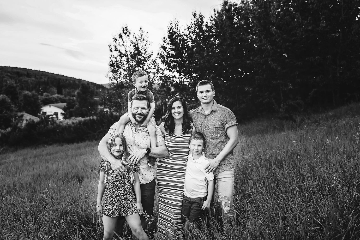 outdoor Family portrait by Fairbanks Alaska Photographer Applegum Photography