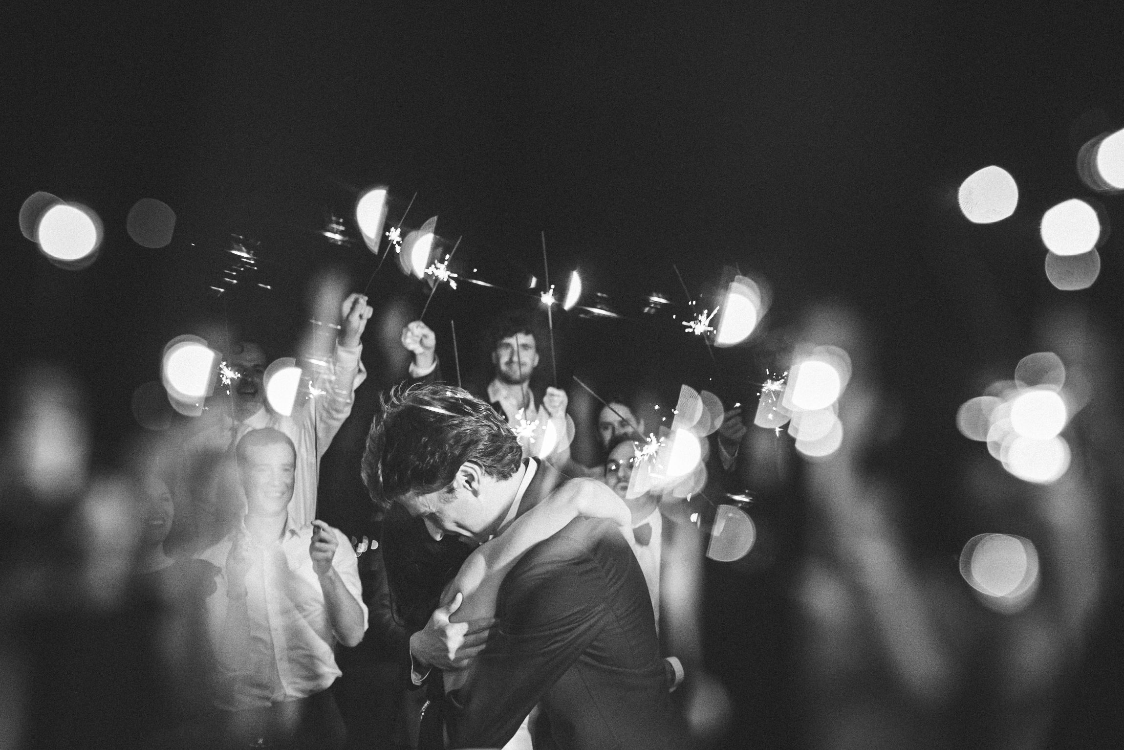 Romantic French destination wedding in Portugal — captured with cinematic flair at Forte da Cruz. By Regina Wedding Photographer Lisbon