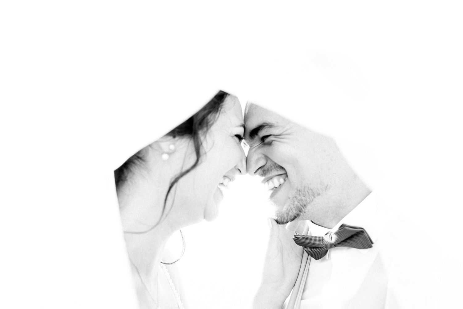 Mariage à Cahors – Laetitia Klopocki photographe mariage fine art, photo des mariés sous le voile en noir et blanc, moment suspendu