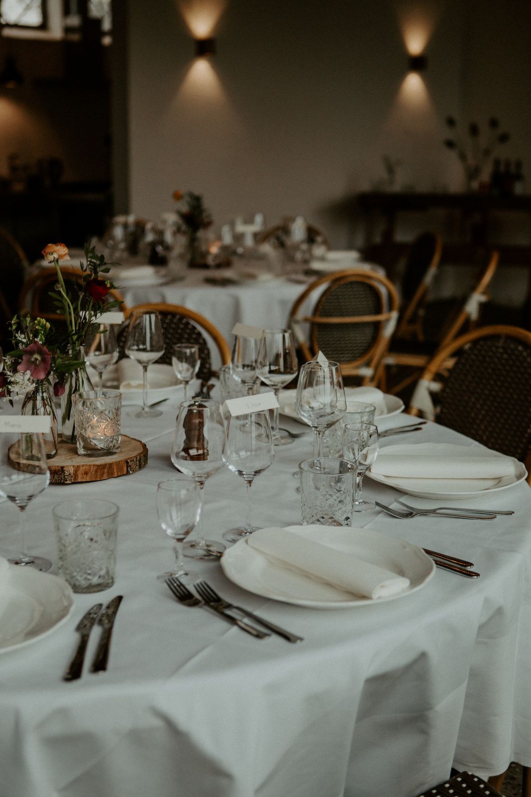 smuk bordopdækning med blomster og navneskilte i restaurant værkstedet på engestofte gods i maribo på lolland