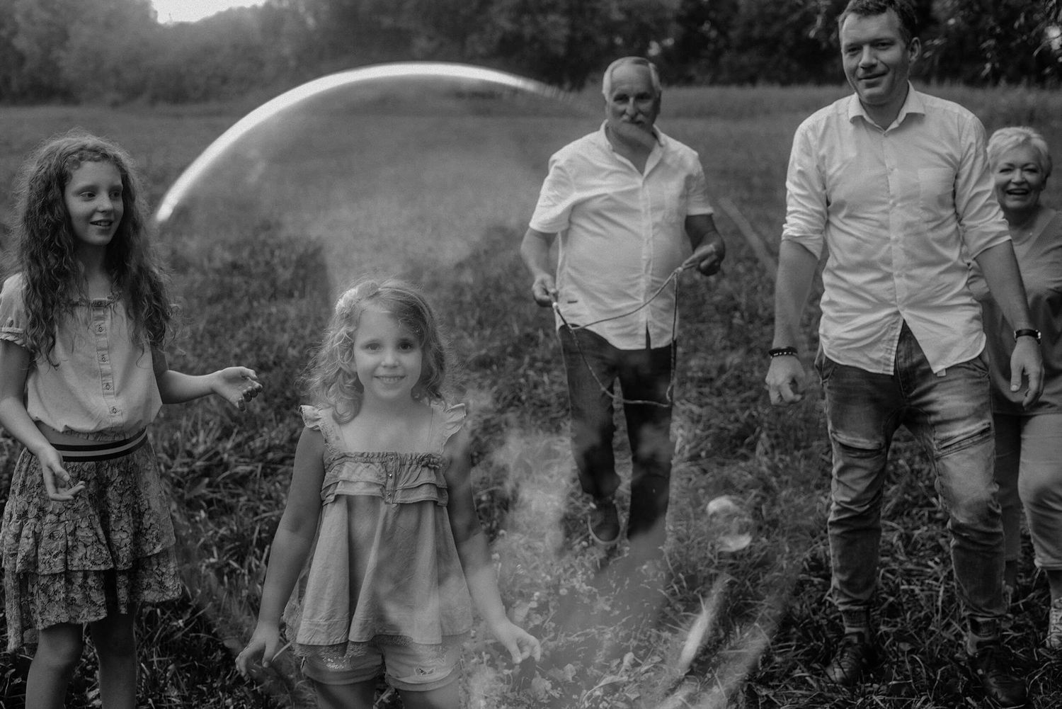 Fotografia rodzinna w plenerze – dzieci, dziadkowie i rodzice, uchwycone emocje i więzi międzypokoleniowe – Aneta Ludwig.
