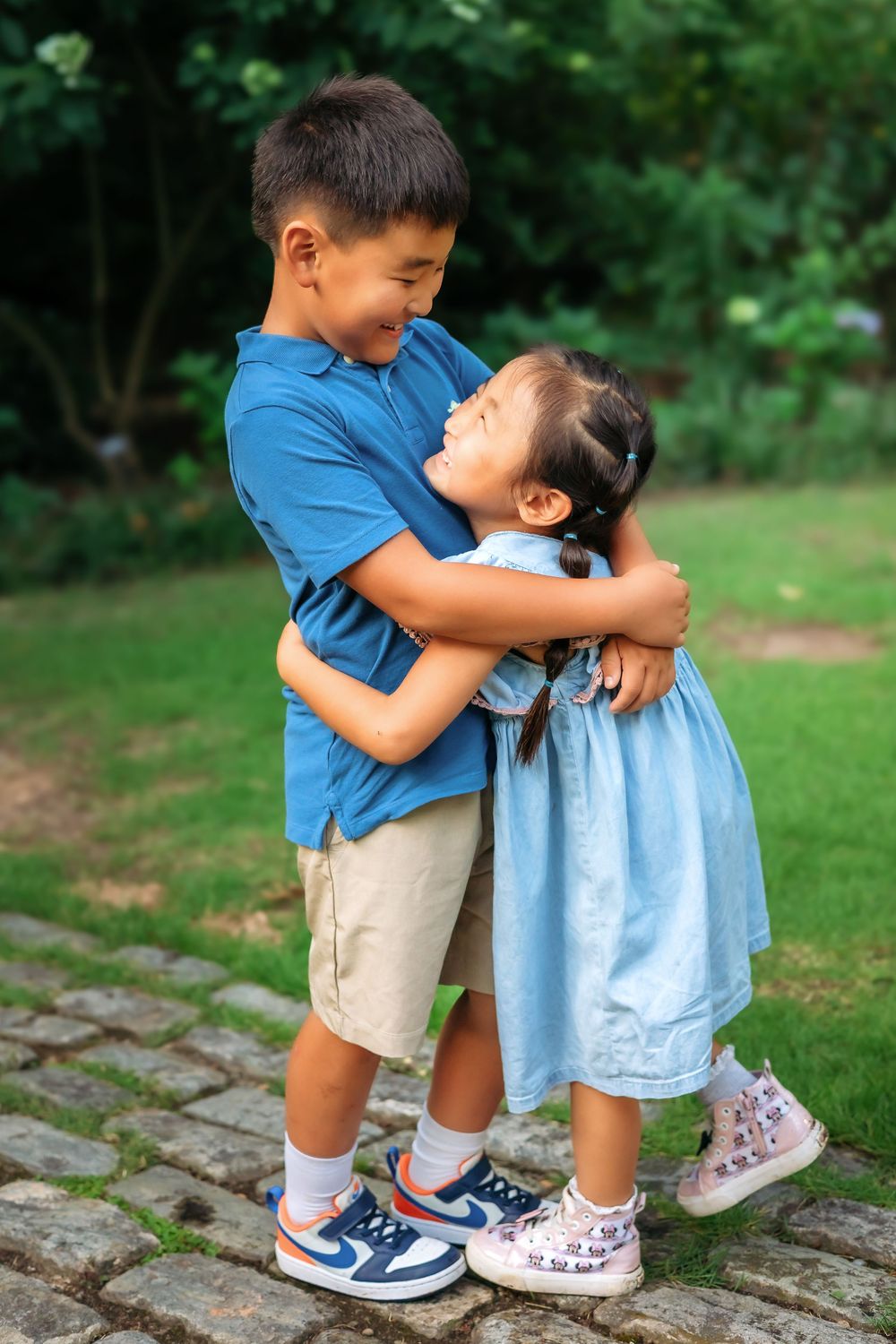 Natural lifestyle portrait of siblings at UGA Founders Garden by Athens GA family photographer