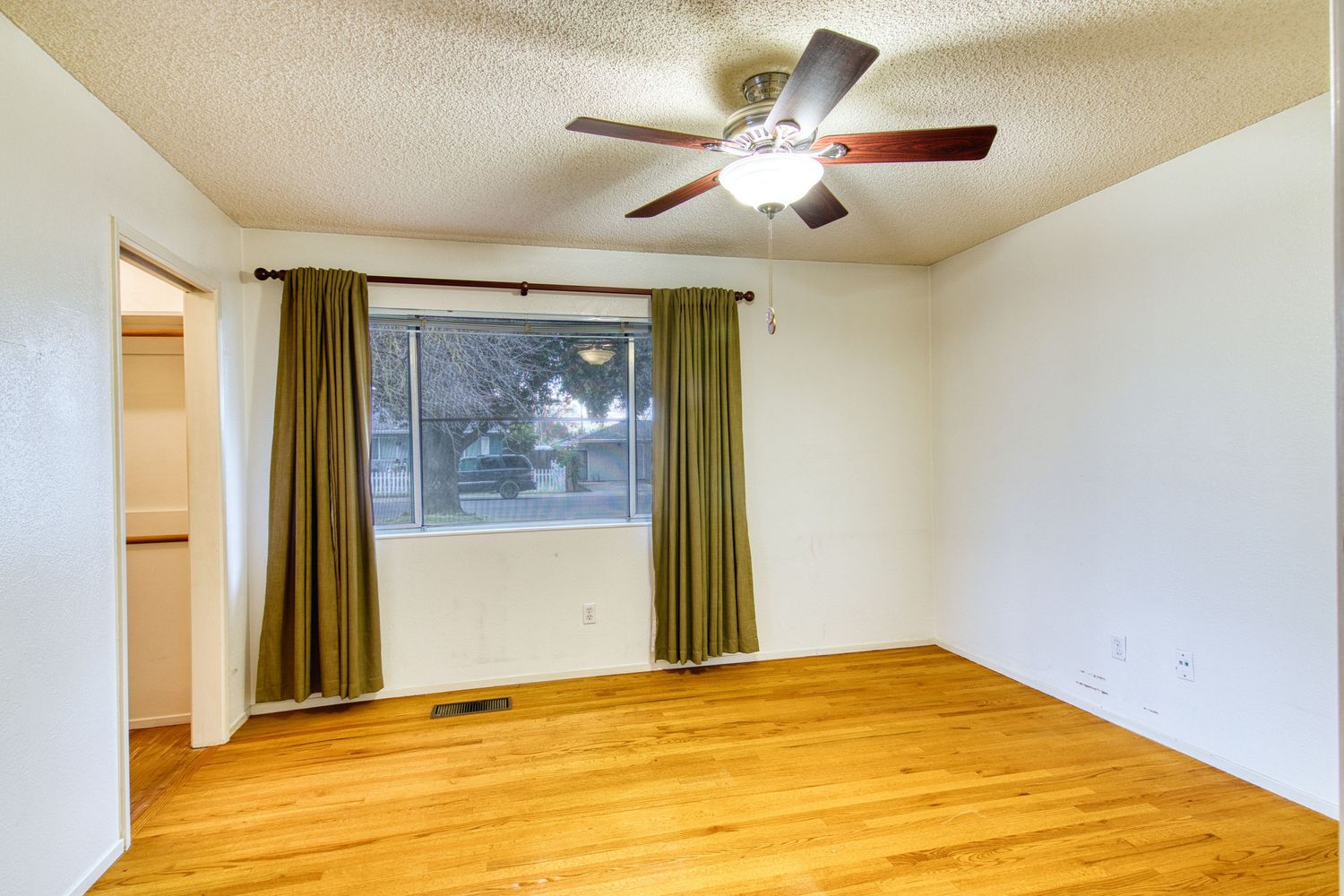 Bedroom before virtual staging