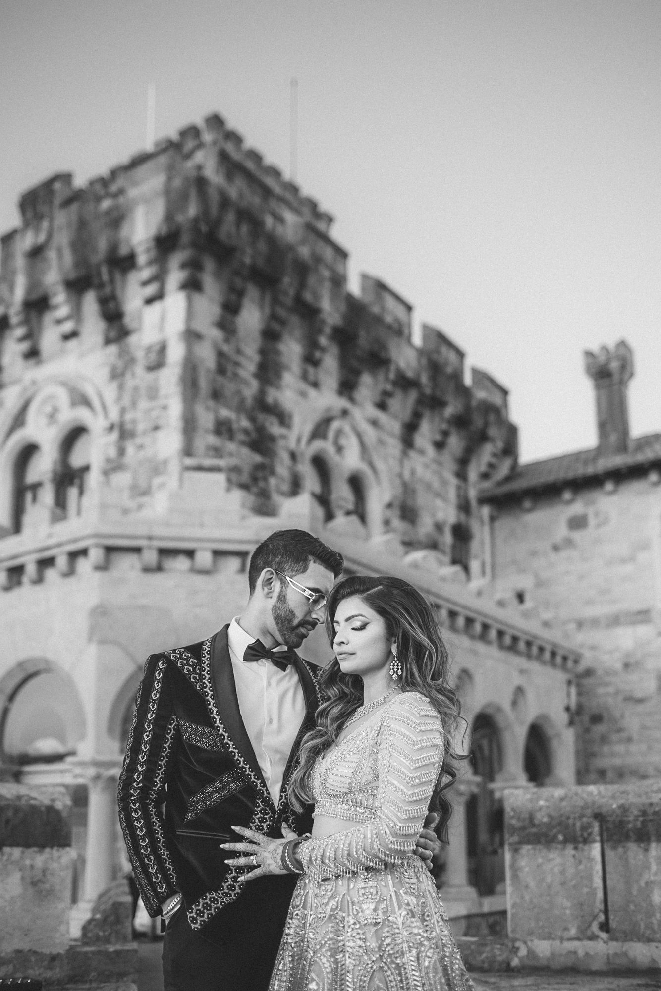 A magical Indian wedding reception at Forte da Cruz, overlooking the Atlantic Ocean. by a Lisbon Wedding Photographer