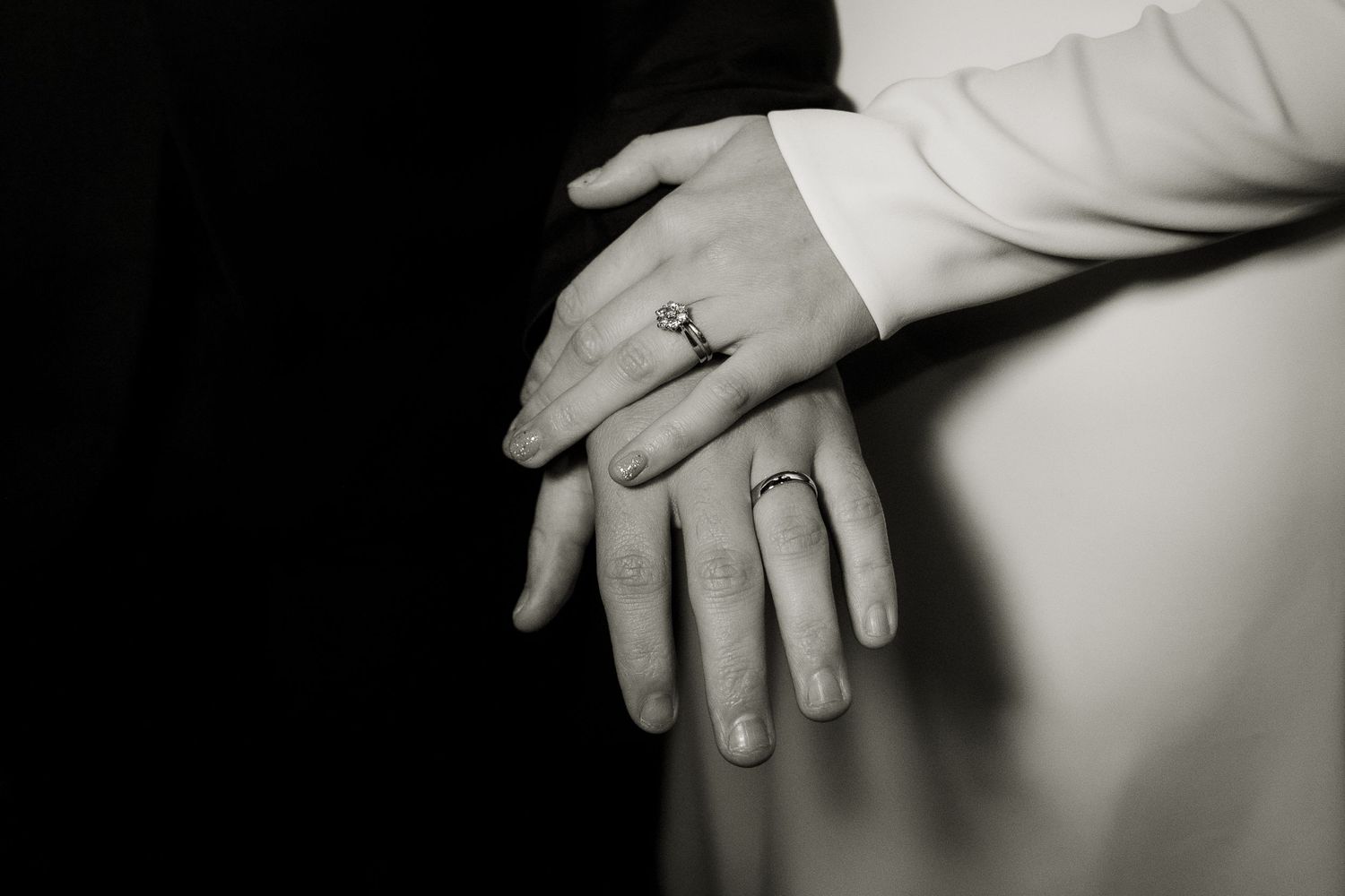 Black and white close up shot of the wedding rings. Photography by Jane Nicholson Photography.
