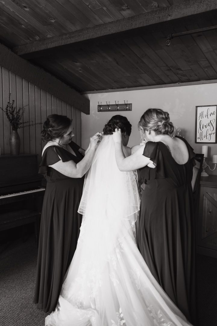 Detail photo of bride getting vail on Duluth Minnesota Wedding