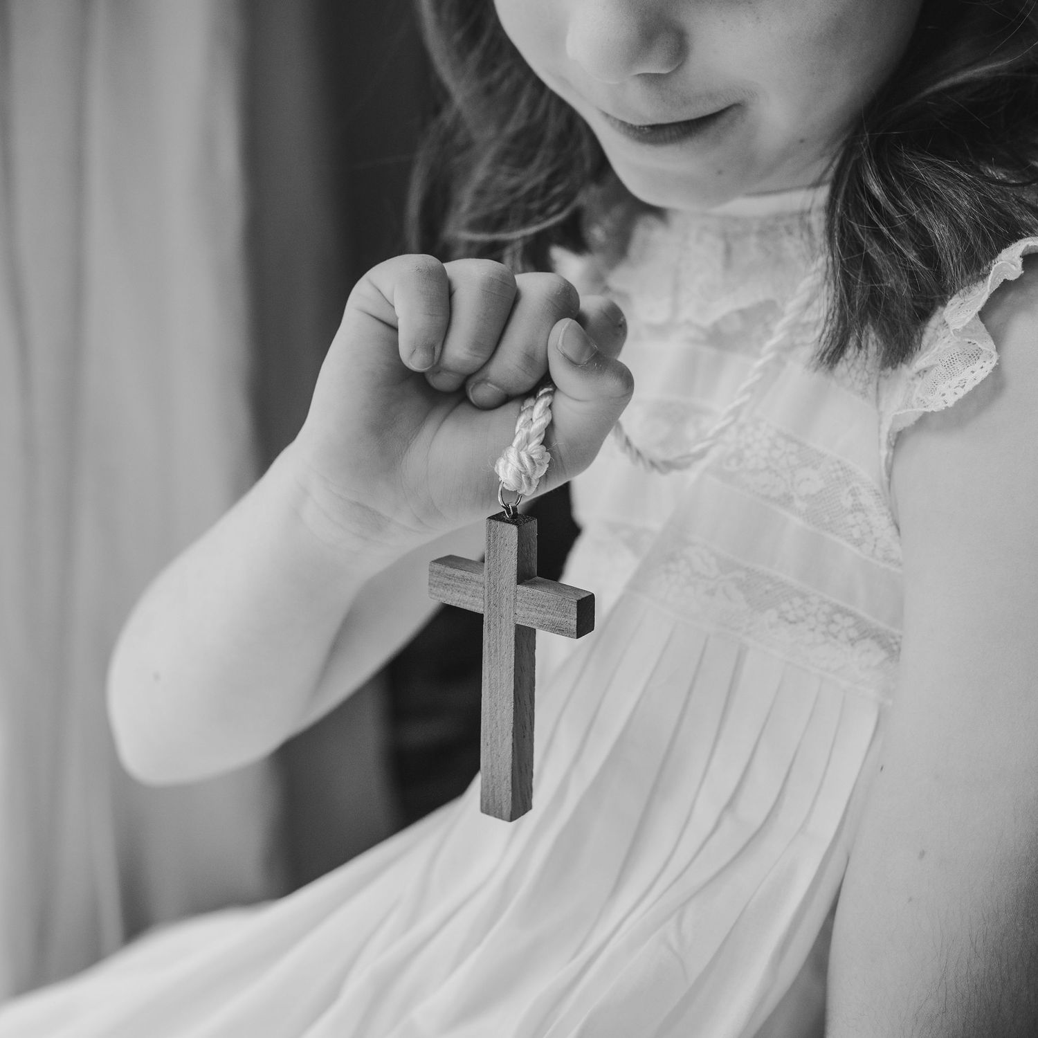 niña preparada para su comunion sesion de fotos en blanco y negro