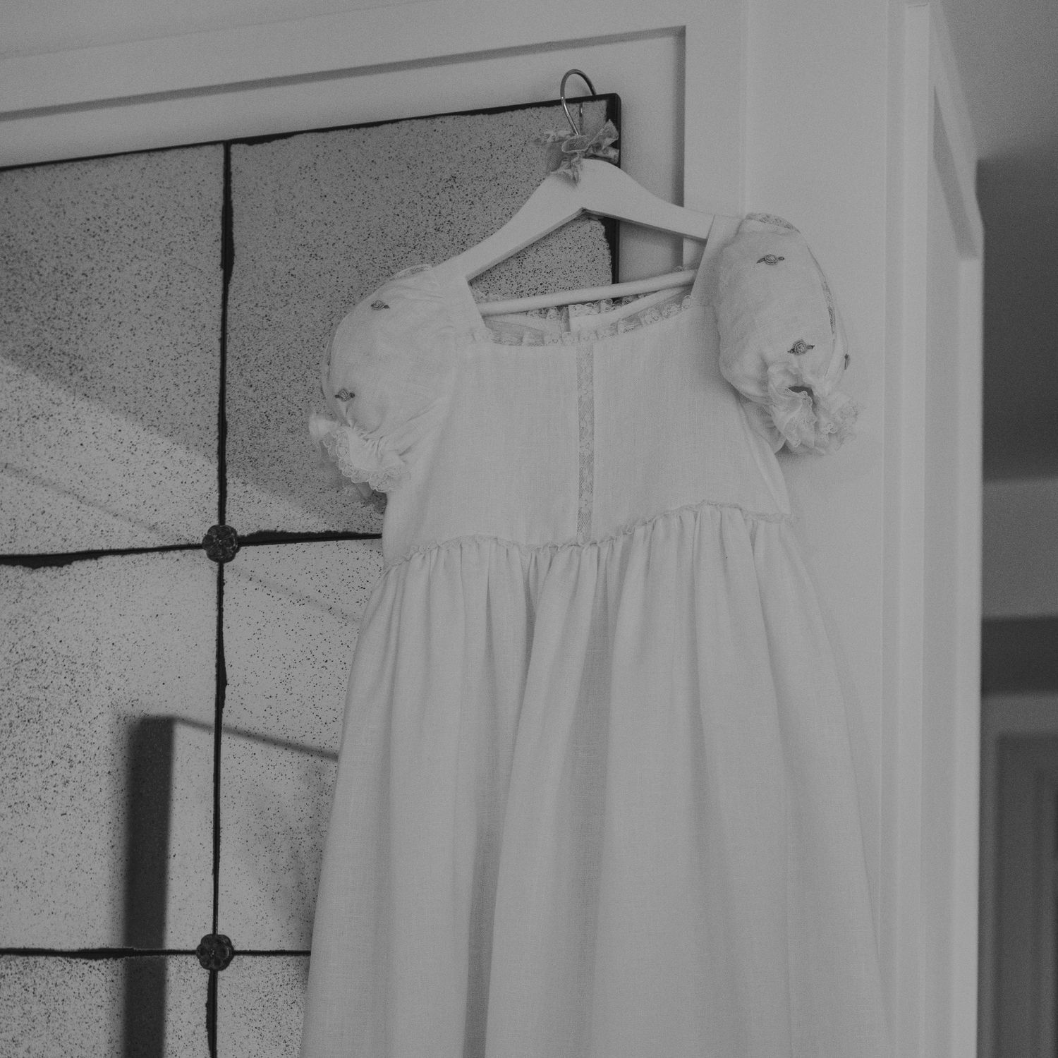 sesión de fotos para comuniones en madrid vestido colgando en blanco y negro