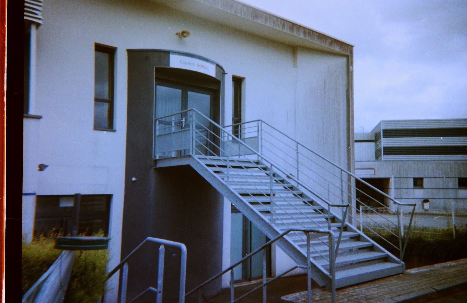 Photo argentique d'un bâtiment du Lycée Frédéric Ozanam à Cesson-Sévigné prise lors d'un atelier photo avec la photographe Clélia Voisin