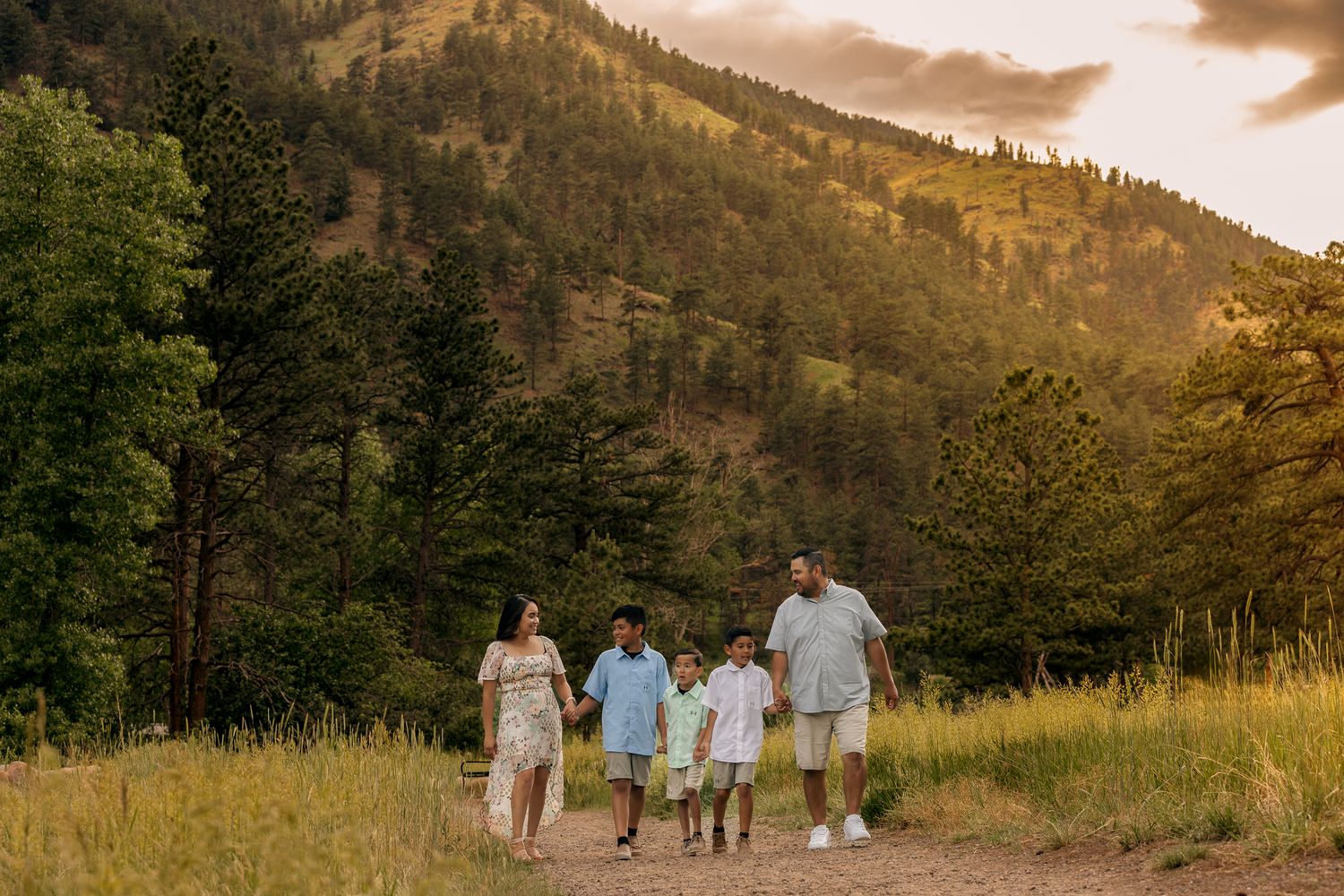 professional extended family photo session in rocky mountains in colorado. family of 4 posing in the mountains. liz rivas illuminating image