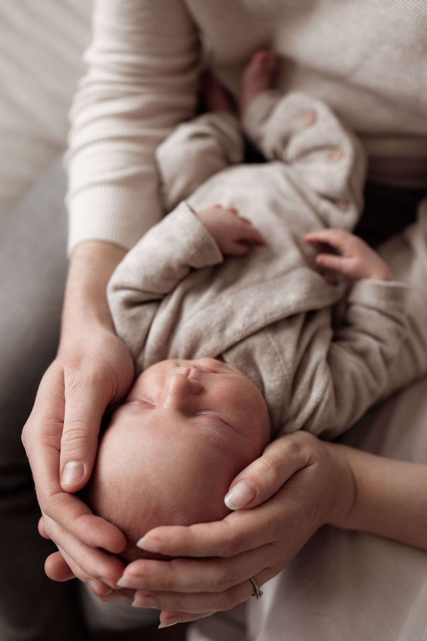 Gezin knuffelt samen met baby tijdens rustige newborn shoot