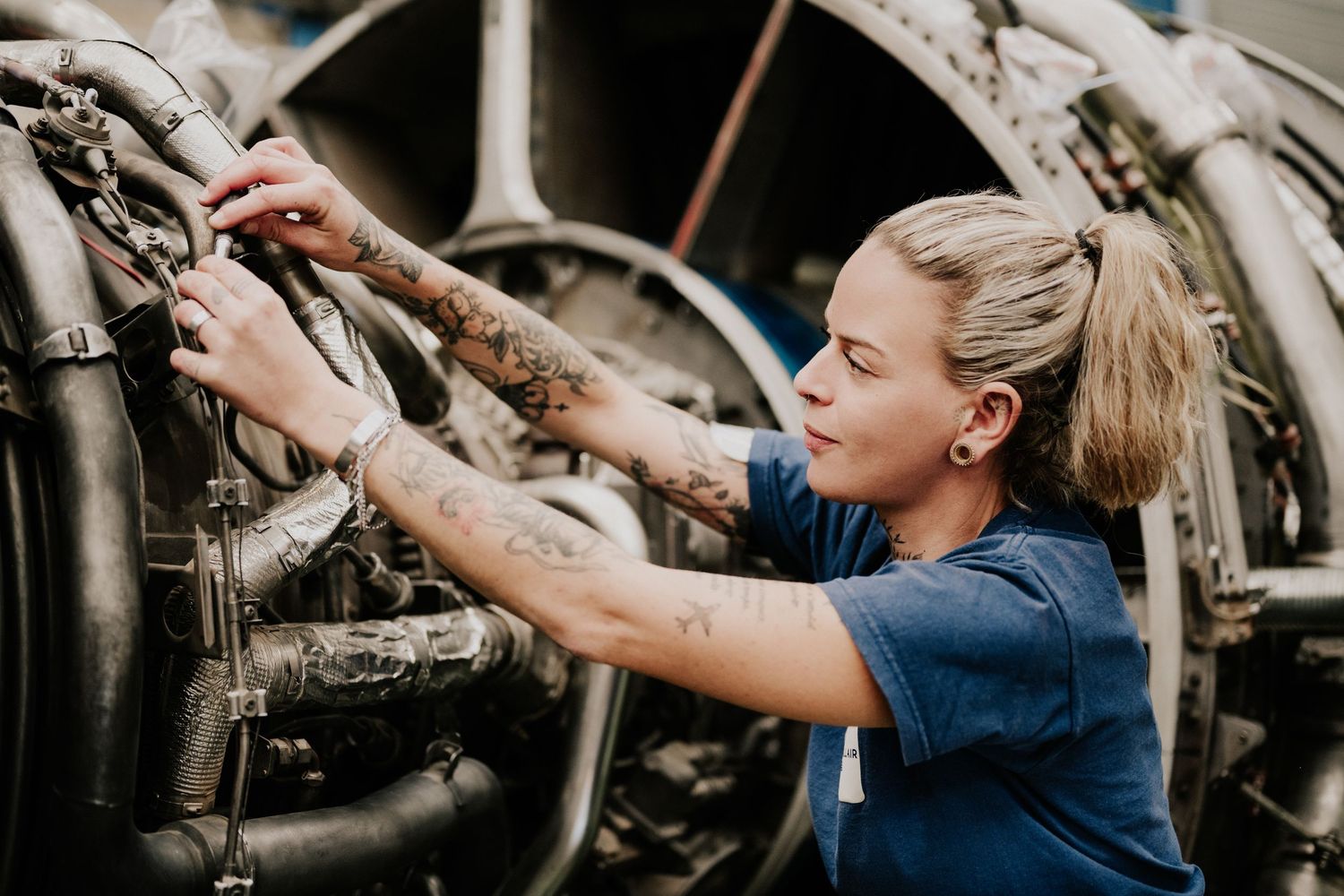 une femme ingénieure répare un moteur d'avion. photographe entreprise toulouse montpellier bordeaux. reportage aeronautique.
