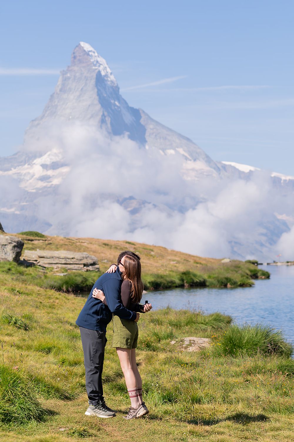 Surprise proposal in Zermatt by an alpine lake with Matterhorn view, emotional moments and family celebration in the Swiss Alps.