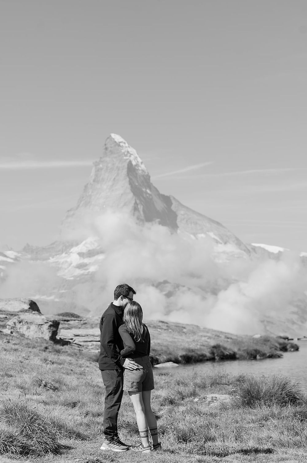 Surprise proposal in Zermatt by an alpine lake with Matterhorn view, emotional moments and family celebration in the Swiss Alps.