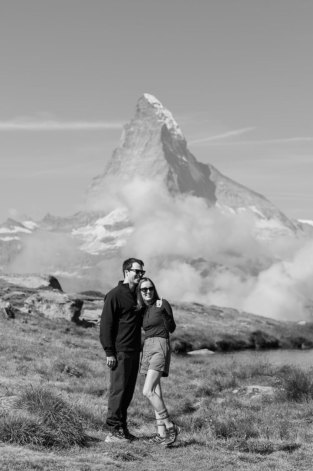 Surprise proposal in Zermatt by an alpine lake with Matterhorn view, emotional moments and family celebration in the Swiss Alps.