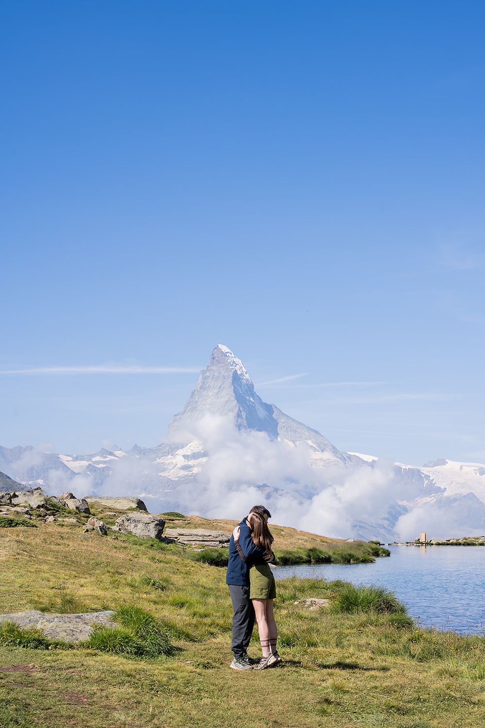 Surprise proposal in Zermatt by an alpine lake with Matterhorn view, emotional moments and family celebration in the Swiss Alps.