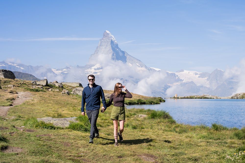 Surprise proposal in Zermatt by an alpine lake with Matterhorn view, emotional moments and family celebration in the Swiss Alps.