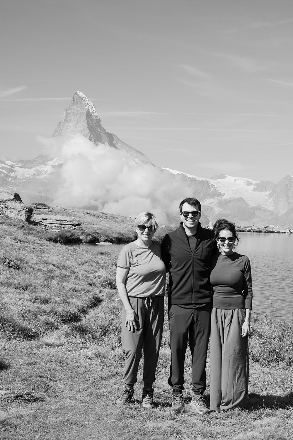 Surprise proposal in Zermatt by an alpine lake with Matterhorn view, emotional moments and family celebration in the Swiss Alps.