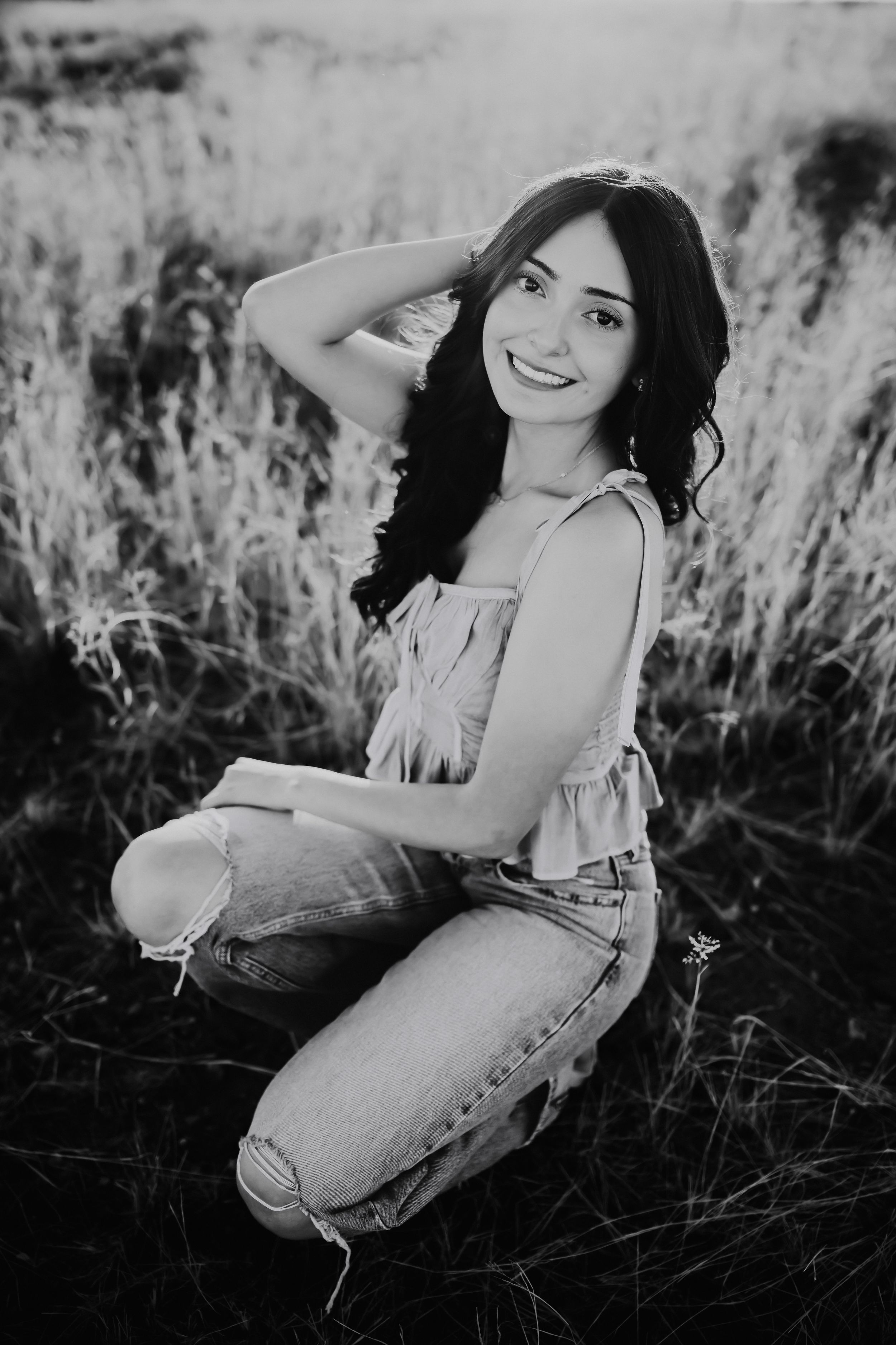 Black and White photo of senior girl in Sonoita Arizona