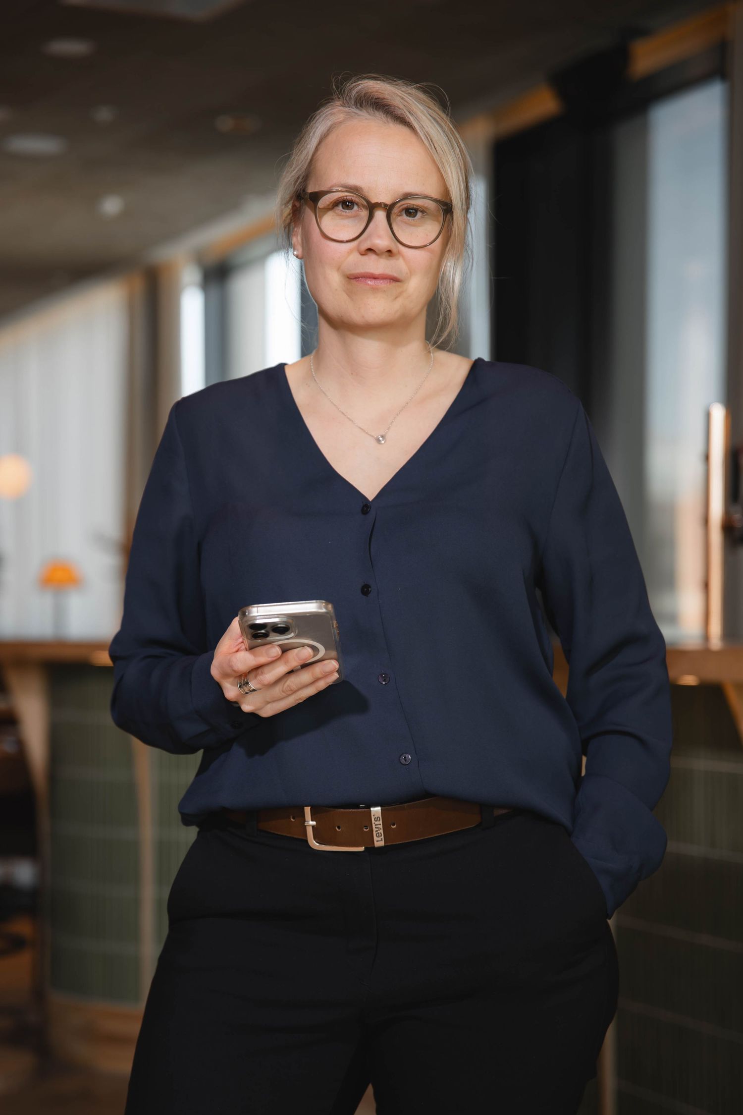 Kvinna med mobil i handen
